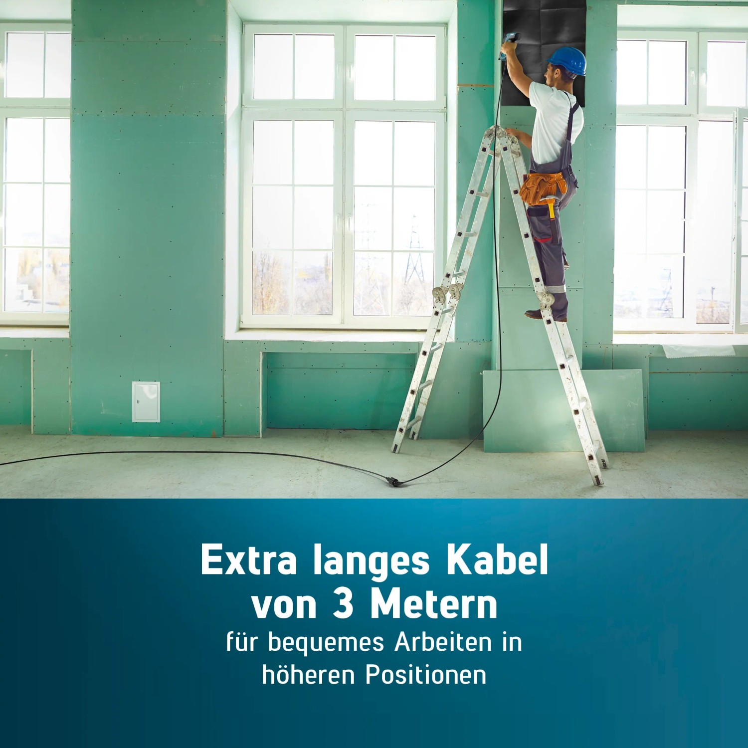 Handwerker mit Novus Elektrotacker J-151 auf Leiter bei Montagearbeiten.