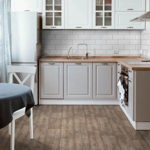 Karat CV Boden Atlantic Eiche Antik im Küchen-Interieur mit weißen Möbeln.