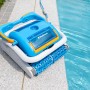 Steinbach Speedcleaner App-Control Poolroboter in Blau und Weiß am Poolrand.