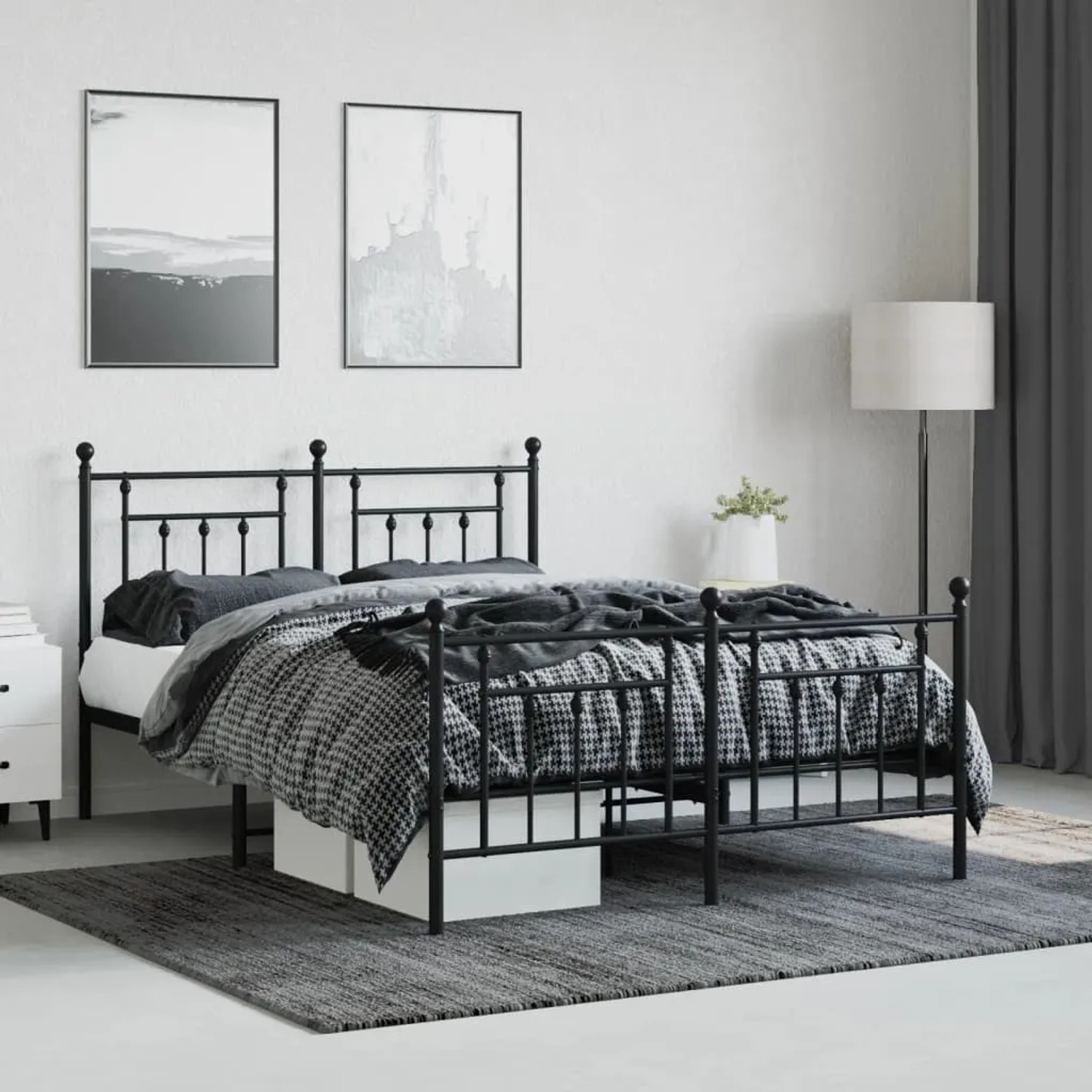 Schwarzes Metall Bettgestell mit Kopf- und Fußteil, 150x200 cm, im Schlafzimmer.
