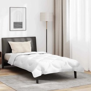 Weißes vidaXL Bettdecken Set aus Mikrofaser mit Kissen auf einem Bett. Modernes, gemütliches Bettwäscheset für Schlafzimmer.