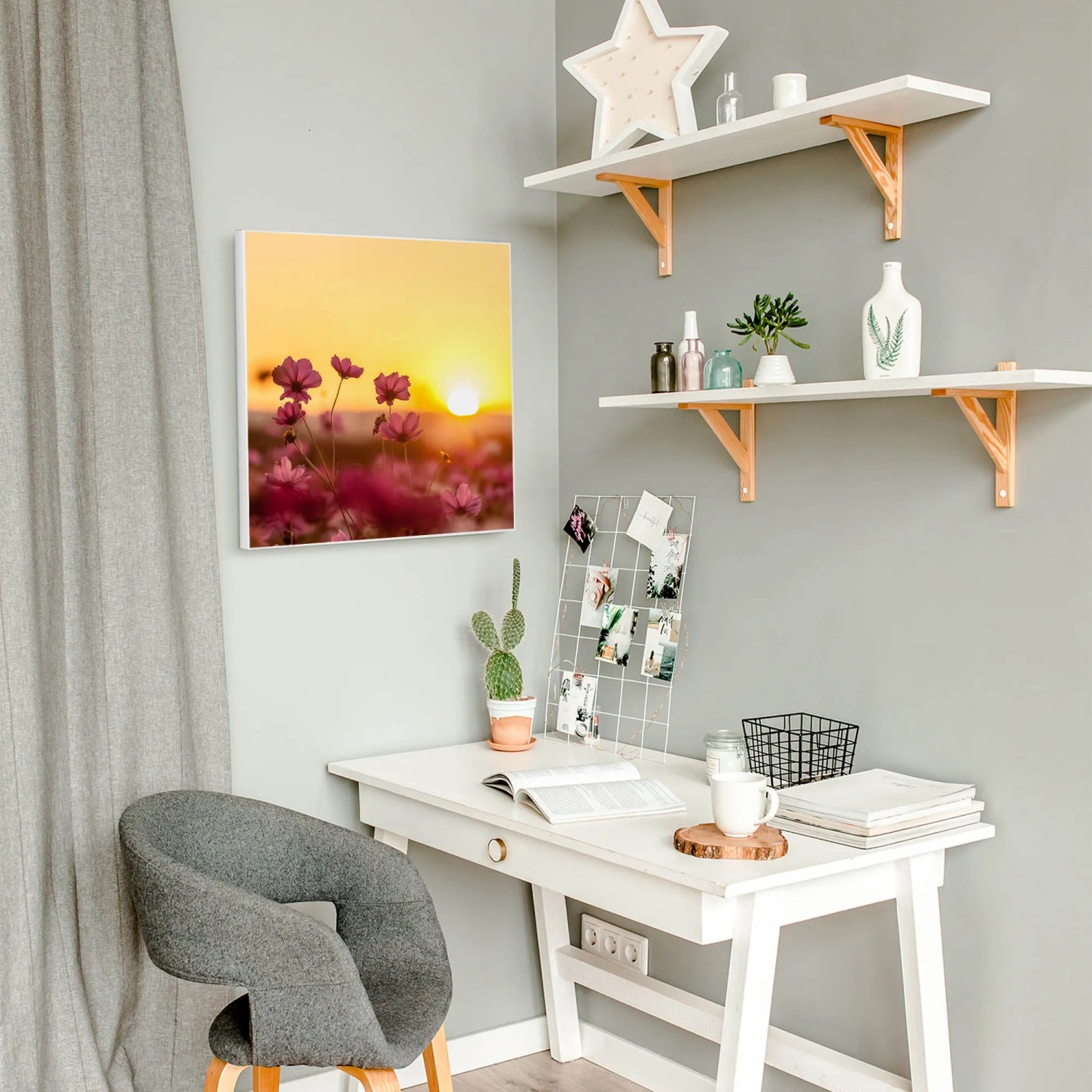 Banjado Magnettafel 50x50cm mit Cosmea Feld Motiv als Wanddeko im Büro.