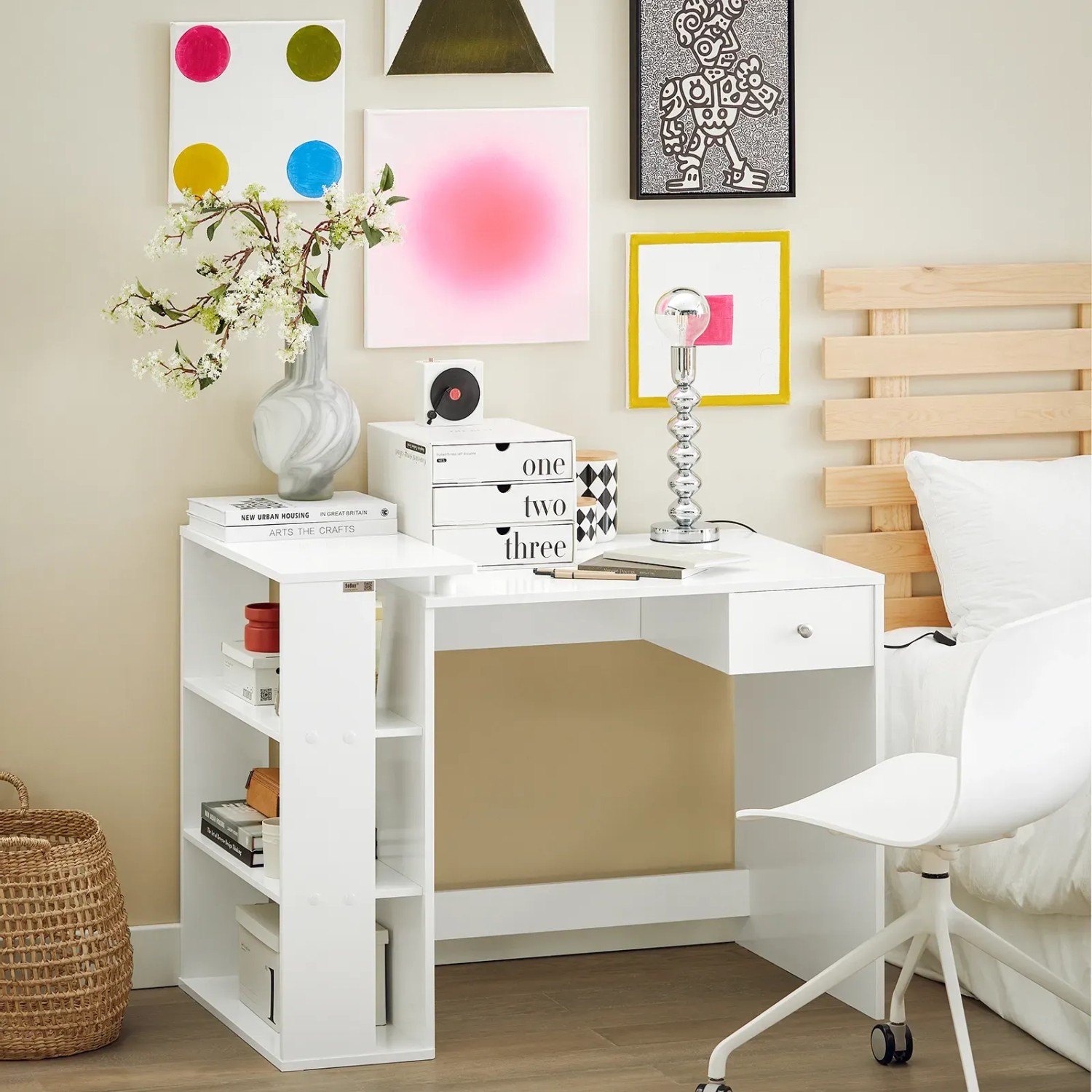 Weißer SoBuy Schreibtisch FWT35-W mit Schublade und Ablagen im Arbeitszimmer.