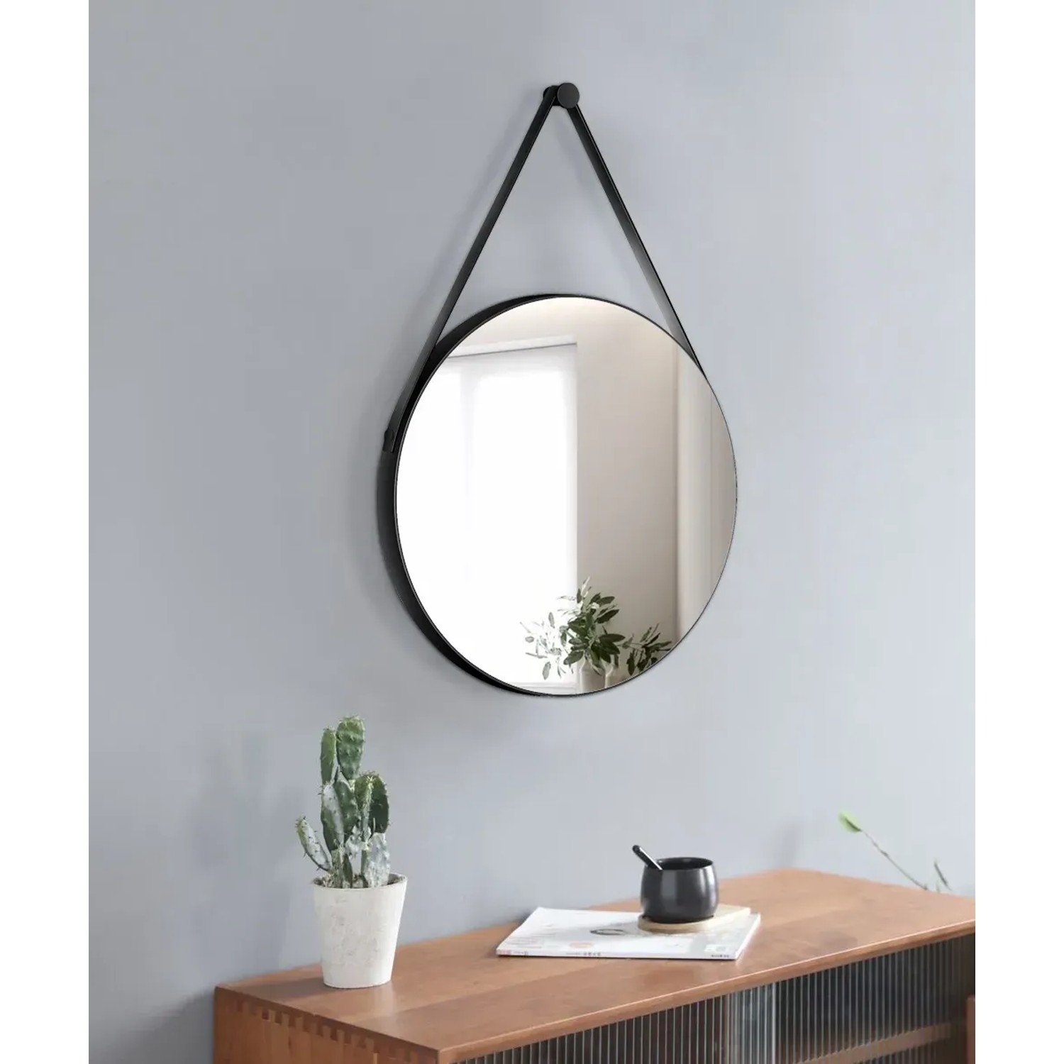 Runder DSK Designspiegel Black Vince, Ø 60 cm, mit schwarzem Rahmen und Lederband.