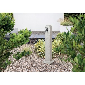 Arves Wasserzapfstelle Poller in Granit-Optik mit Chromhahn für den Garten.