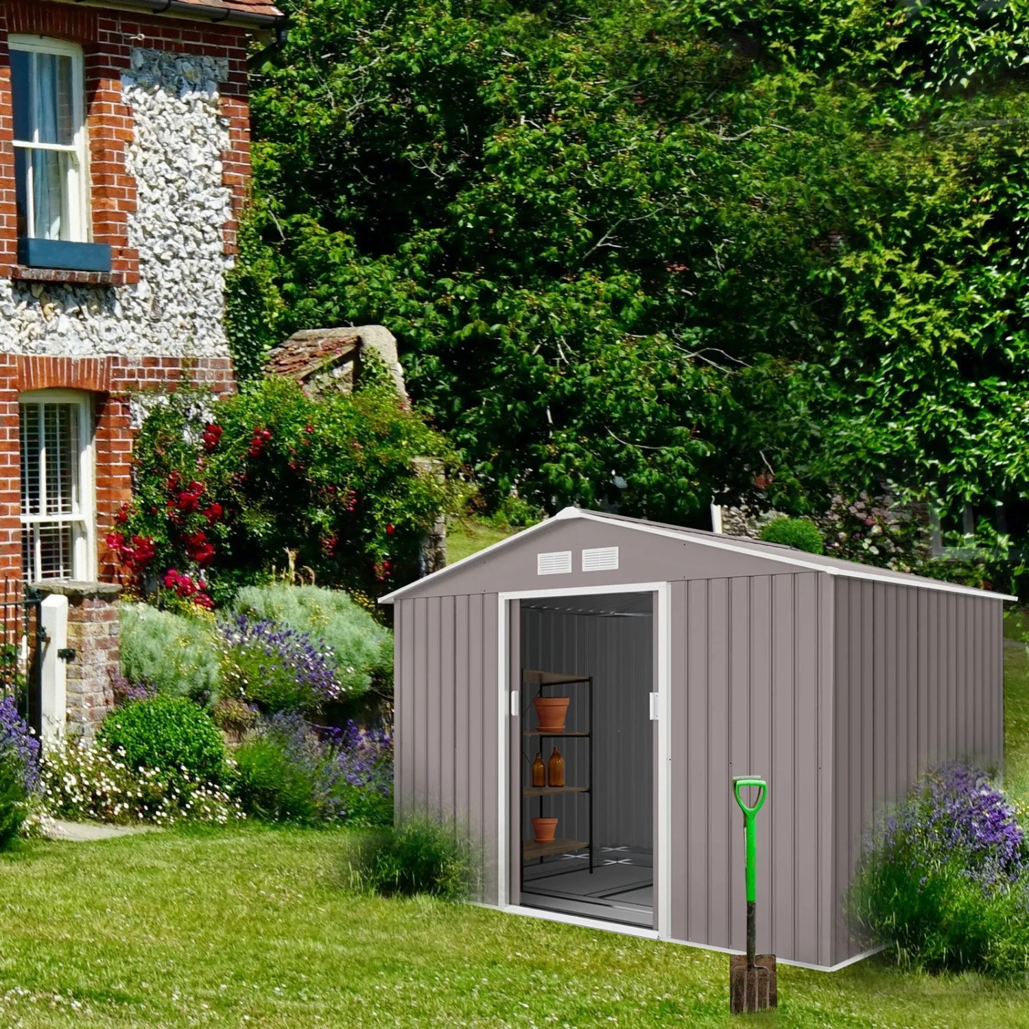 Helles, graues Hattoro S200 Metall Gerätehaus mit Satteldach im Garten, Tür offen.