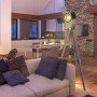 Näve Stehleuchte Dreibein Holly Natur dunkel im Wohnzimmer. Design-Stehlampe mit Holzgestell und silbernem Lampenschirm.