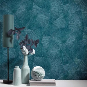 Blaue Vliestapete mit Metallic-Effekt und Fächer-Muster im Wohnzimmer.