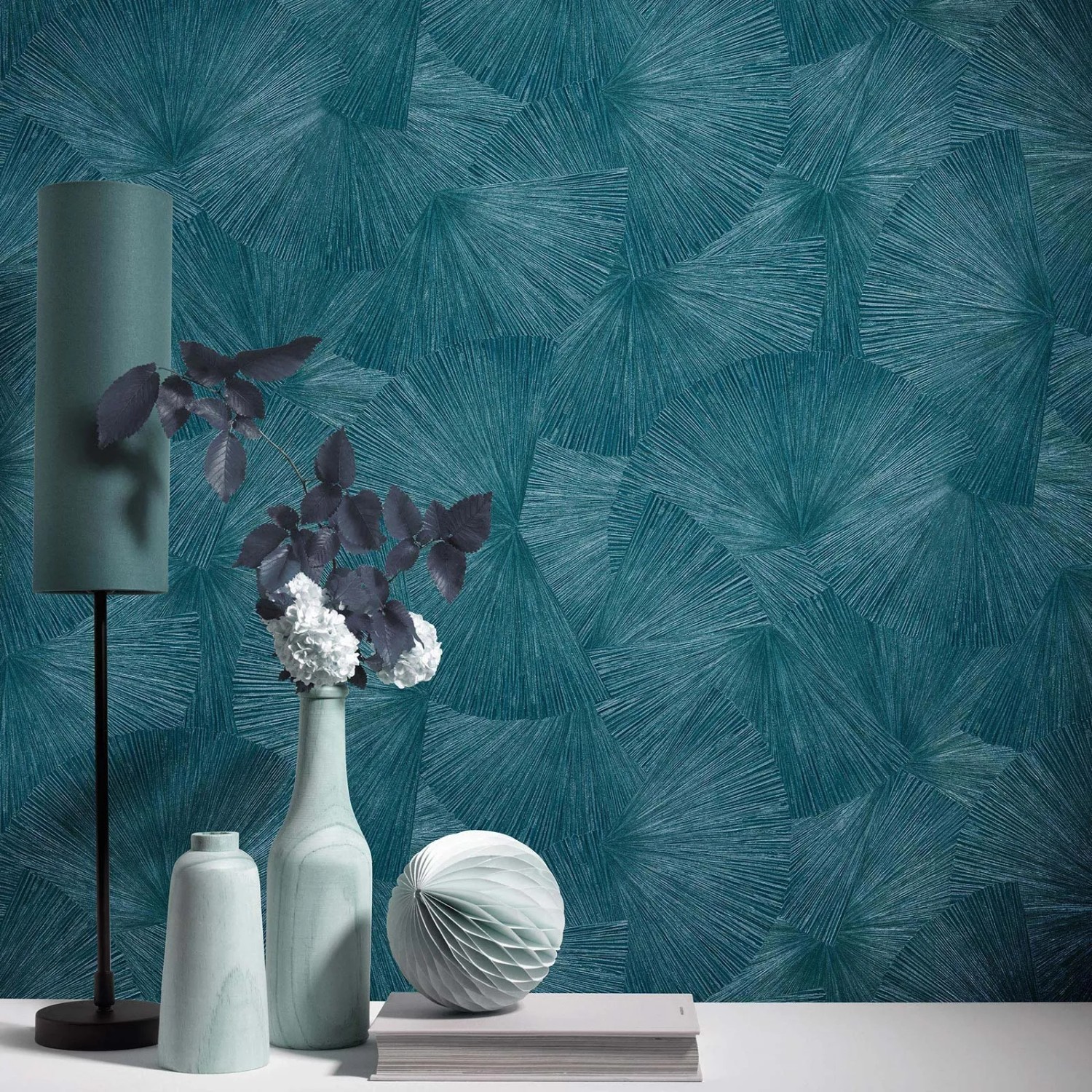 Blaue Vliestapete mit Metallic-Effekt und Fächer-Muster im Wohnzimmer.