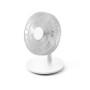 Weißer STADLER FORM Finn Ventilator als Tischventilator mit rundem Standfuß.