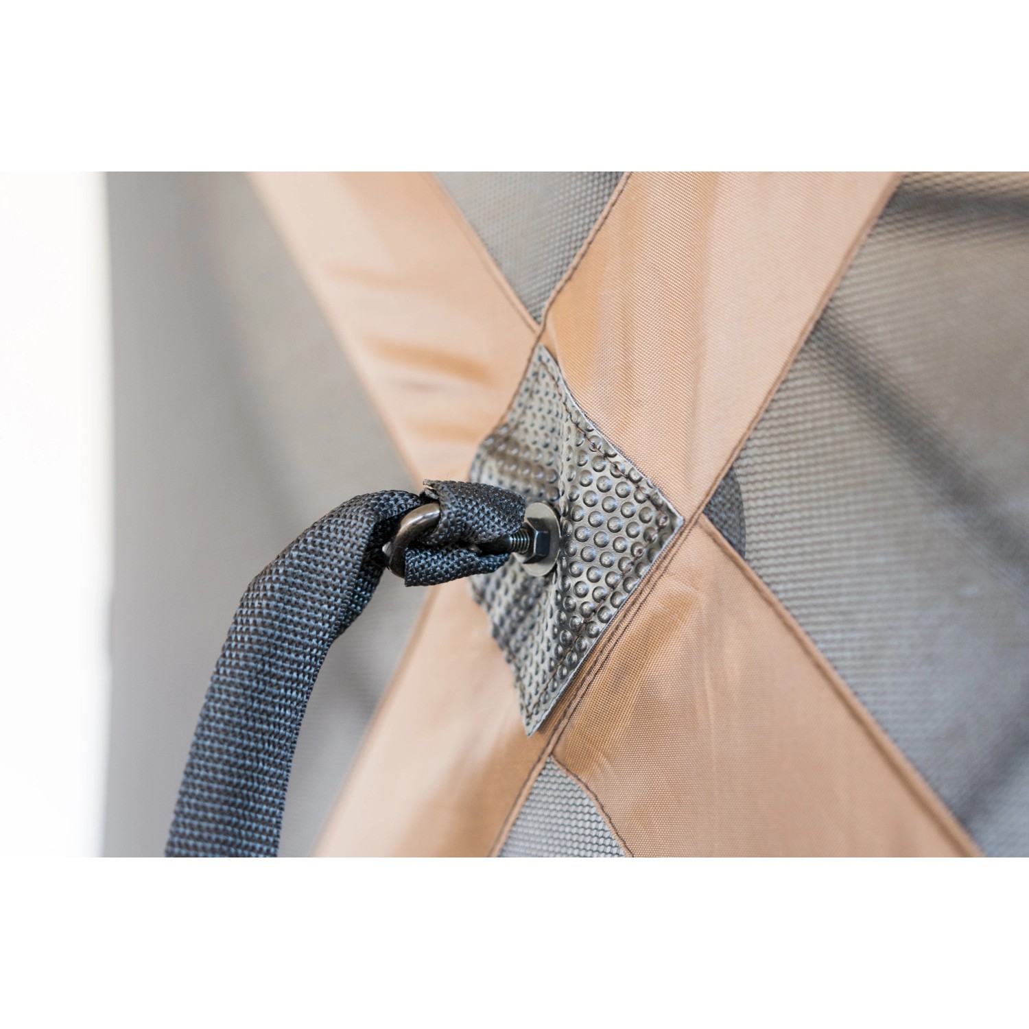 Detailaufnahme Faltpavillon ClapTop 600: Befestigung mit Gurtband und Schraube.