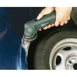 Exzenterschleifer mit LUX Schleifauflage 81mm K40 beim Schleifen eines blauen Kotflügels.