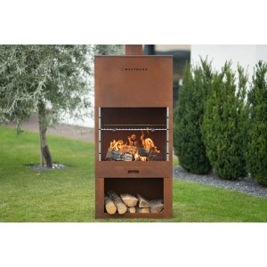 Westmann Grill- und Gartenkamin aus Cortenstahl mit Holzfeuer und Grillrost im Garten.