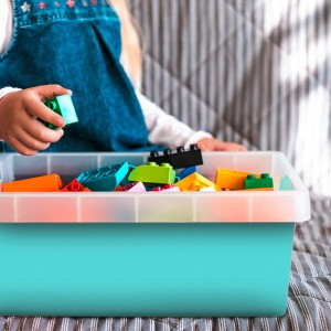 Venilia Klebefolie in Opalblau, 45x200cm, mit Kind und Spielzeugbox.