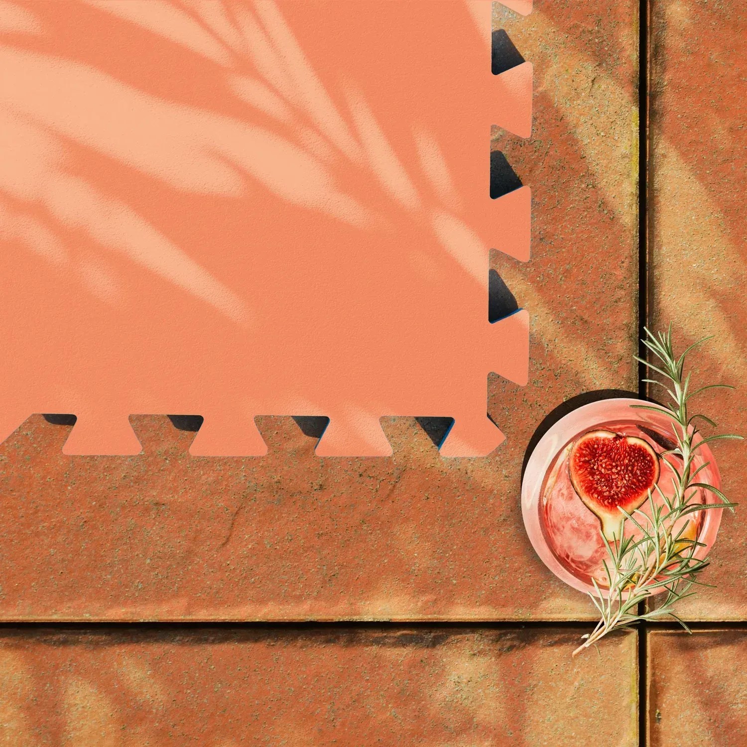 Orangefarbene eyepower Poolmatte (8er Set, 50x50 cm) als sicherer Pool-Untergrund.