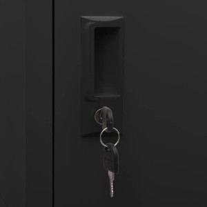 Detailaufnahme: Anthrazitfarbener Sattelschrank aus Stahl mit Schlüssel im Schloss.