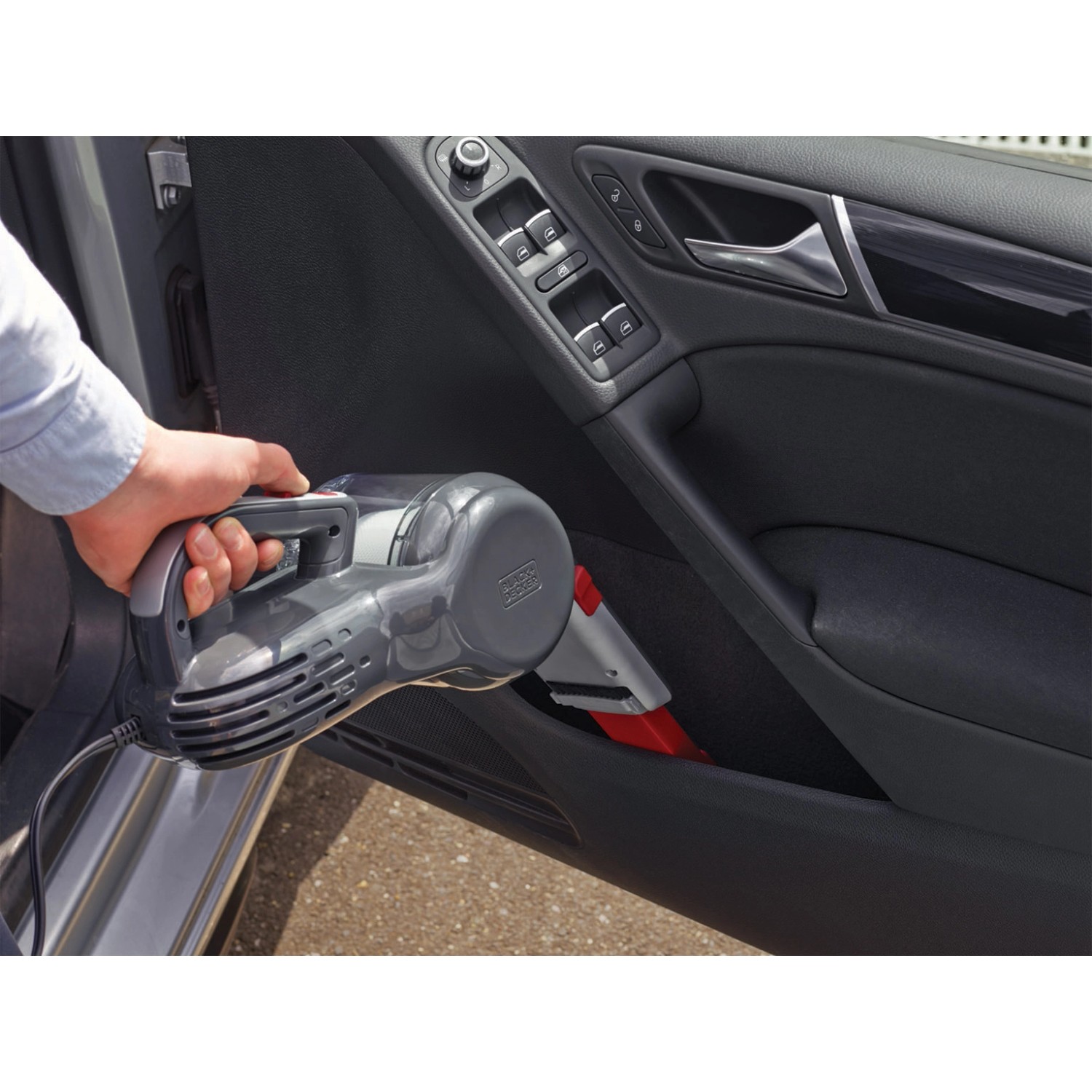 Black+Decker Autosauger Dustbuster Pivot PV1200AV in Nutzung im Auto.