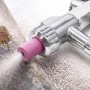 Sandstrahlpistole mit rosa Keramikdüse entfernt Rost von Metall. Druckluft Sandstrahler für Oberflächenreinigung.