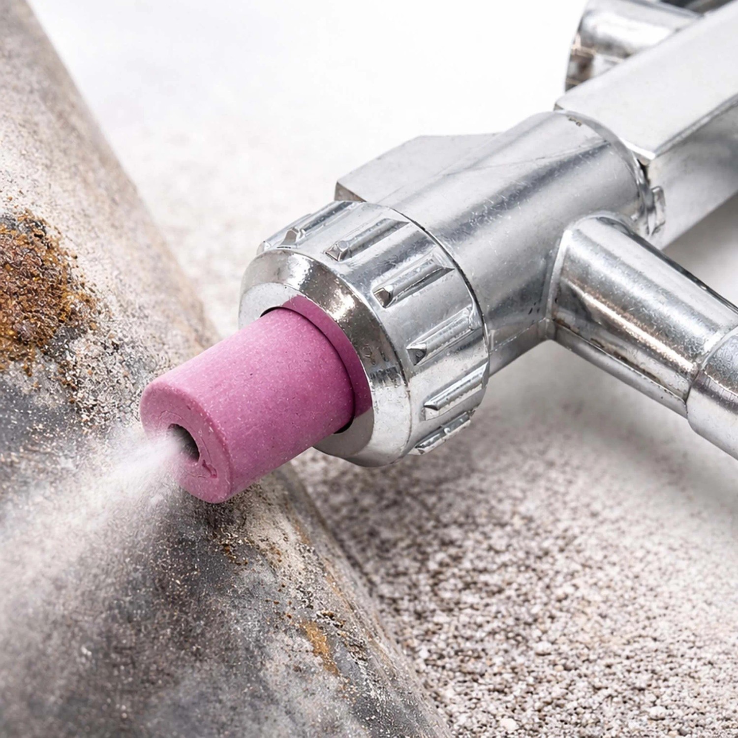 Sandstrahlpistole mit rosa Keramikdüse entfernt Rost von Metall. Druckluft Sandstrahler für Oberflächenreinigung.