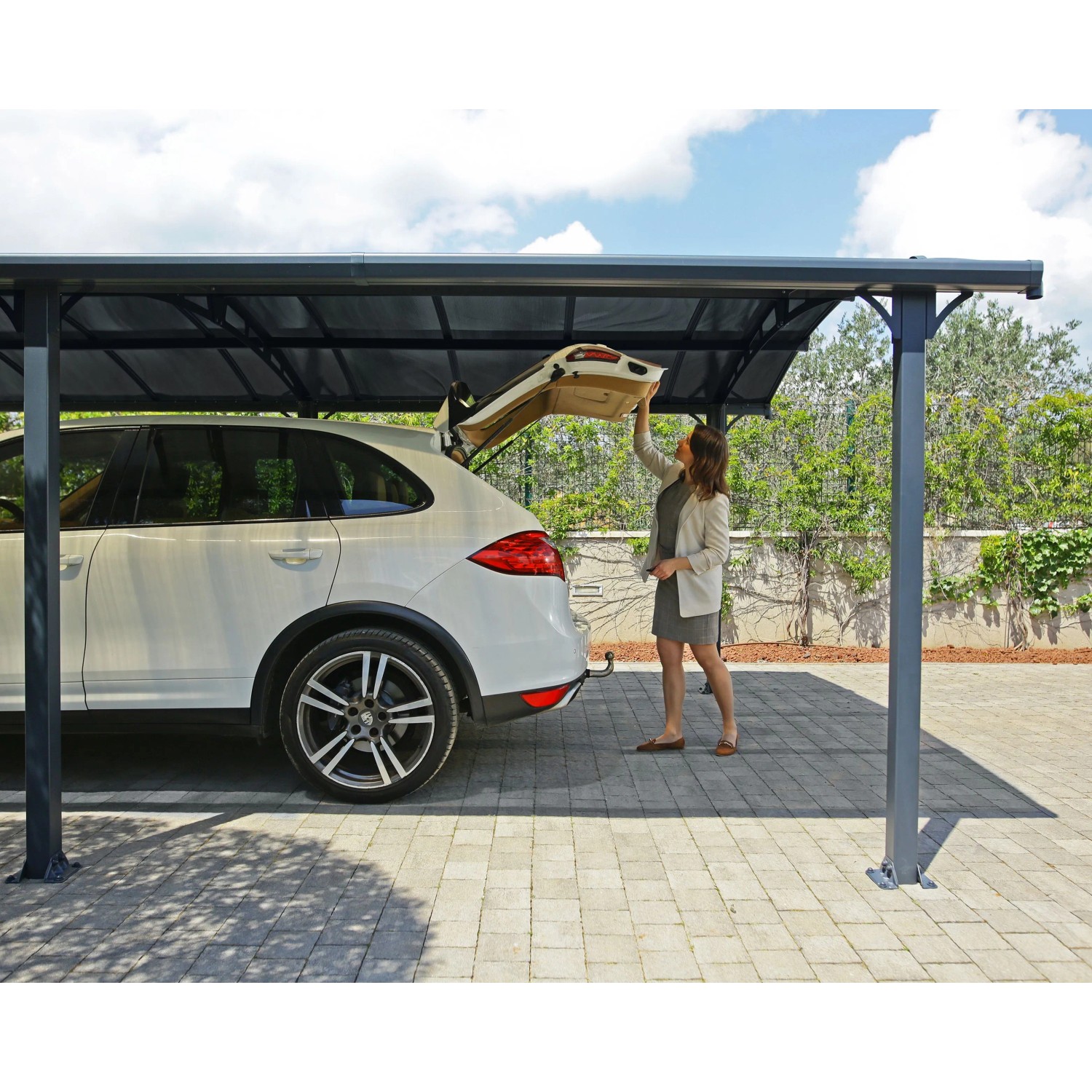 Canopia Carport Arcadia 5000 in Anthrazit mit Auto und Frau beim Ausladen. PKW Unterstand mit Dach.