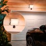 Philips Lois LED-Außenstrahler mit Sensor, 3000K, 4450lm, anthrazit an Garagenwand.