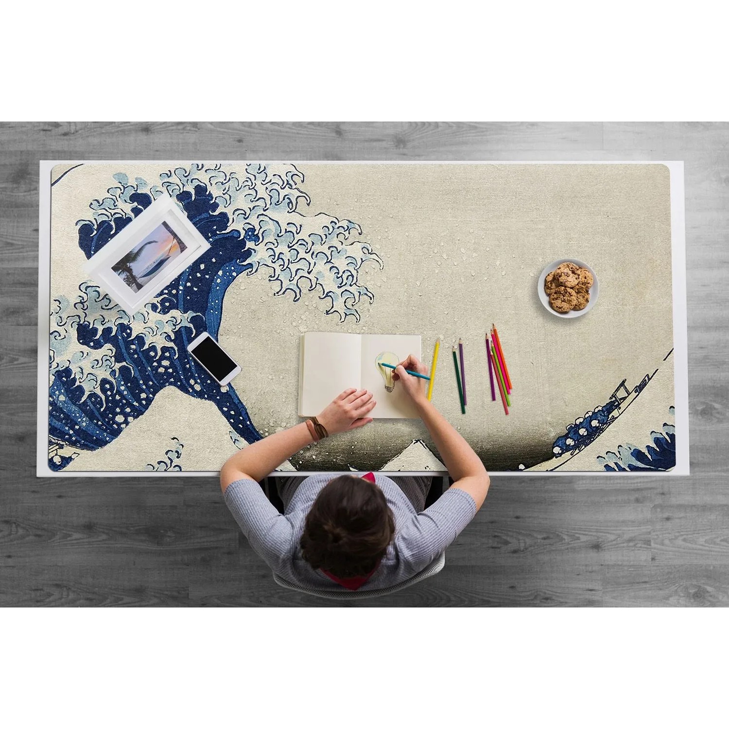 Tulup Schreibtischunterlage Japanische Kunst Welle, beige. Person zeichnet am Schreibtisch. Schützt Arbeitsplatz, Bürobedarf.