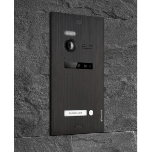 Schwarze Balter EVO Video-Türsprechanlage mit Kamera und Namensschild an einer Steinwand.