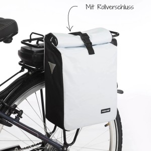Fischer Kurier Gepäckträgertasche in Weiß/Schwarz am Fahrrad mit Rollverschluss.