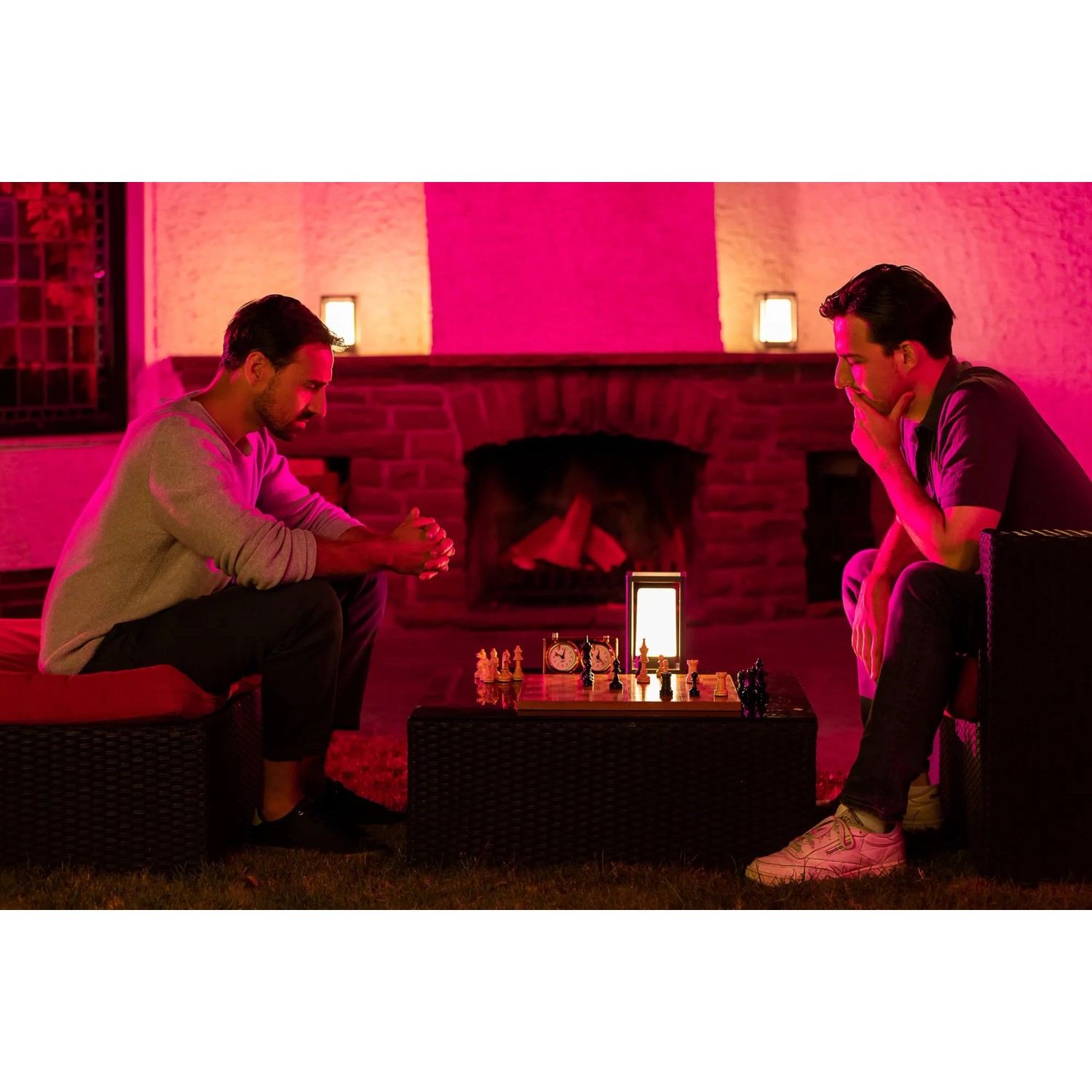 Ledvance Smart+ LED-Tischleuchte im Garten beim Schachspiel, Multicolor, dunkelgrau.