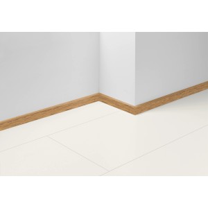 Parador Sockelleiste SL 3 D029 Eiche, 40x16mm, Länge 2200mm, montiert an weißer Wand und Boden.