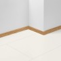 Parador Sockelleiste SL 3 D029 Eiche, 40x16mm, Länge 2200mm, montiert an weißer Wand und Boden.