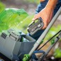 LUX Akku-Bodenhacke: Hand setzt Akku in das Gerät ein. Ideal für Gartenarbeit ohne Kabel.
