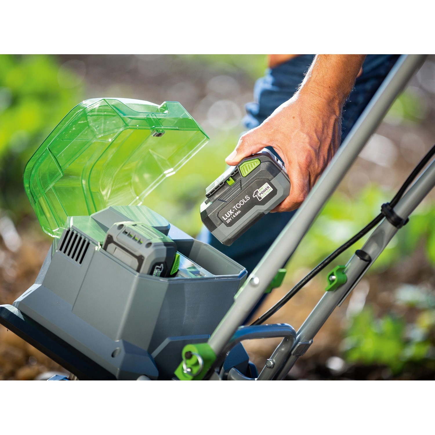 LUX Akku-Bodenhacke: Hand setzt Akku in das Gerät ein. Ideal für Gartenarbeit ohne Kabel.