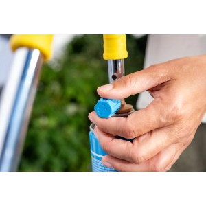 Hand befestigt blaue Gaskartusche am Gloria Unkrautbrenner Thermoflamm Classic.
