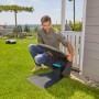 Gardena Garage für Sileno city/life Mähroboter: Mann öffnet Dach für Zugang. Schutz vor Wetter.