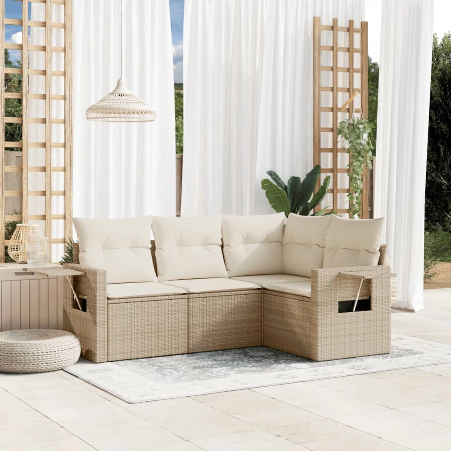 Beige 4-teilige Garten-Sofagarnitur aus Rattan mit cremefarbenen Kissen.