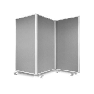 Graue, dreiteilige KARAT Filz Stellwand mit Rollen, 270x180 cm. Mobile Trennwand für Büro und Präsentation.