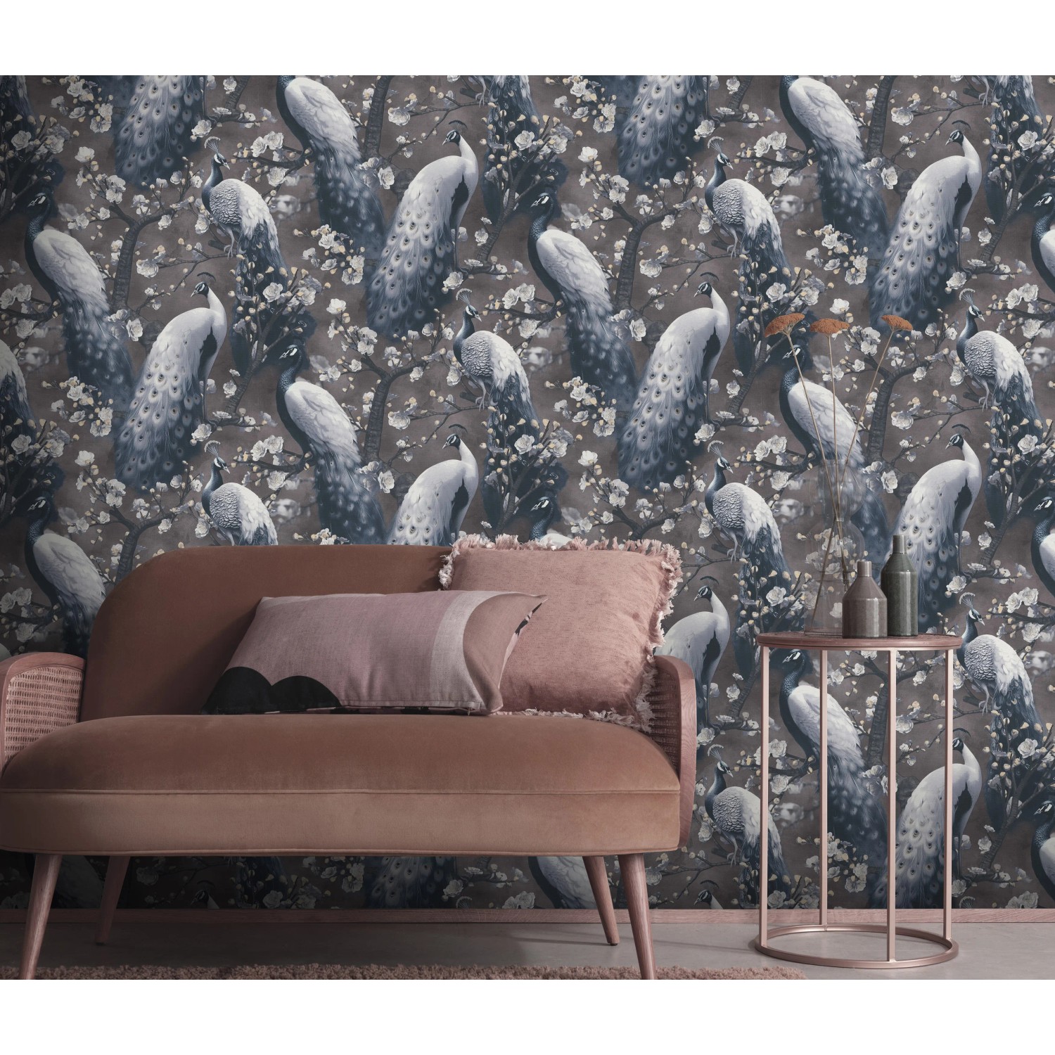 Erismann Vliestapete Play of Light Pavo Schwarz mit Pfauenmuster.