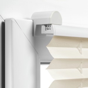 Detailaufnahme: Gardinia EasyFix Plissee, elfenbeinfarben, mit Bedienschienen am Fenster.