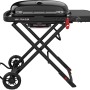 Schwarzer Weber Gasgrill Traveler, ideal für Camping und Picknick mit klappbarem Untergestell.