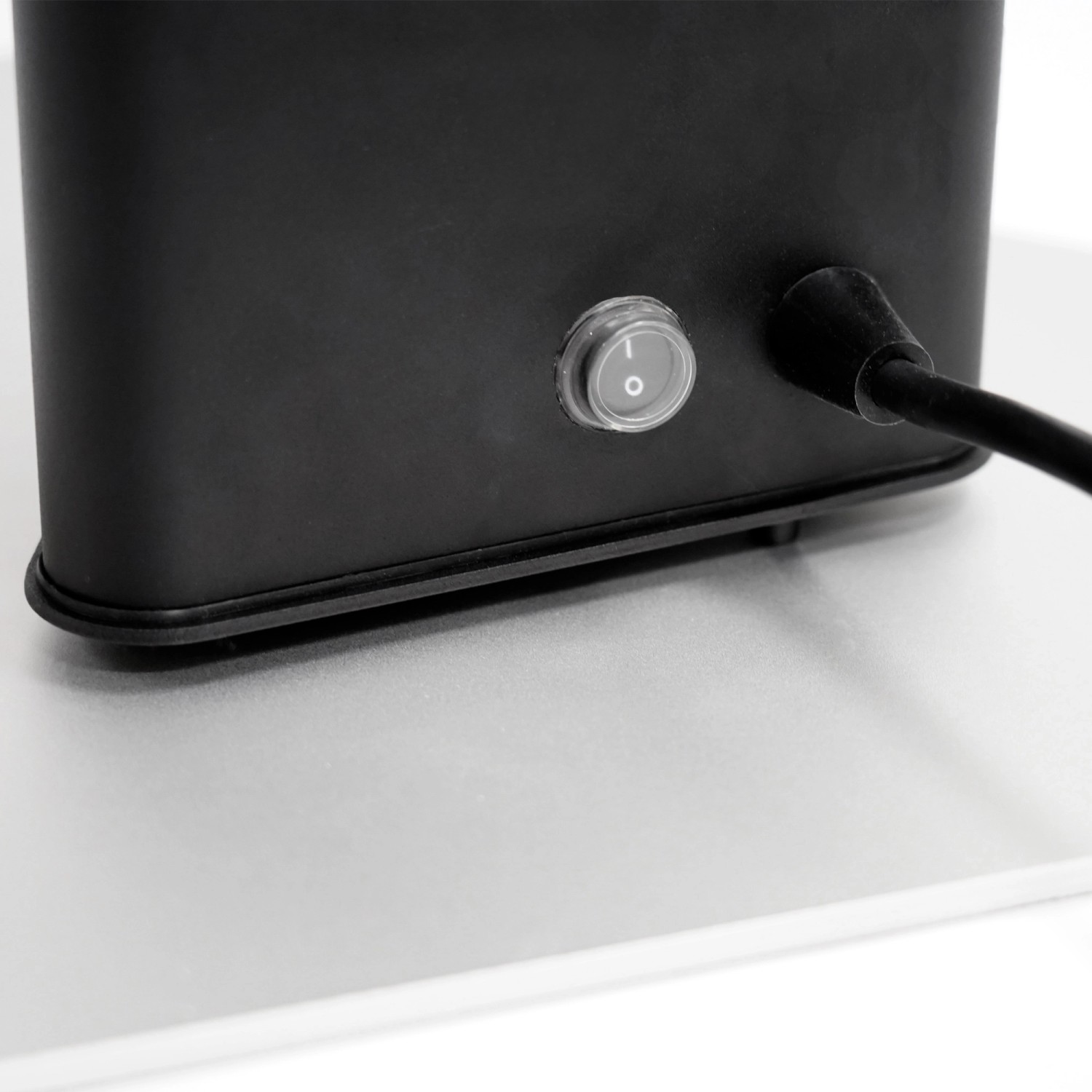 Detailaufnahme: Schwarzer VASNER HeatTower Terrassenheizstrahler mit seitlichem Schalter und Stromkabel.