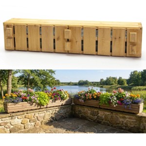 HolzFee Blumenkasten Akzent aus heller Kiefer, 118 cm, mit bunten Blumen auf einer Terrasse am See.
