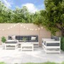 Weißes 7-tlg. Garten-Lounge-Set aus Kiefernholz mit grauen Polstern auf einer Terrasse.