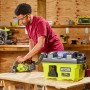 Ryobi Akku-Nass- und Trockensauger RV1811-0 im Einsatz mit Kreissäge, 18V One+ System.