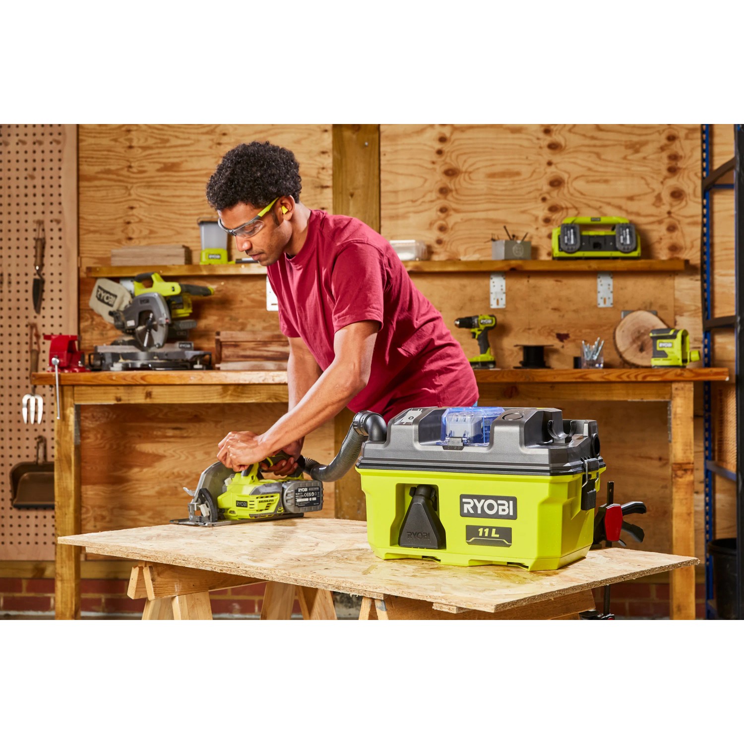 Ryobi Akku-Nass- und Trockensauger RV1811-0 im Einsatz mit Kreissäge, 18V One+ System.