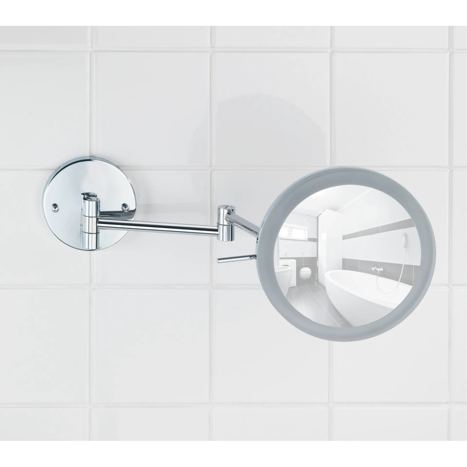 Wenko Power-Loc LED Wandspiegel Aura, runder Kosmetikspiegel mit Chrom-Arm an weißer Wand.