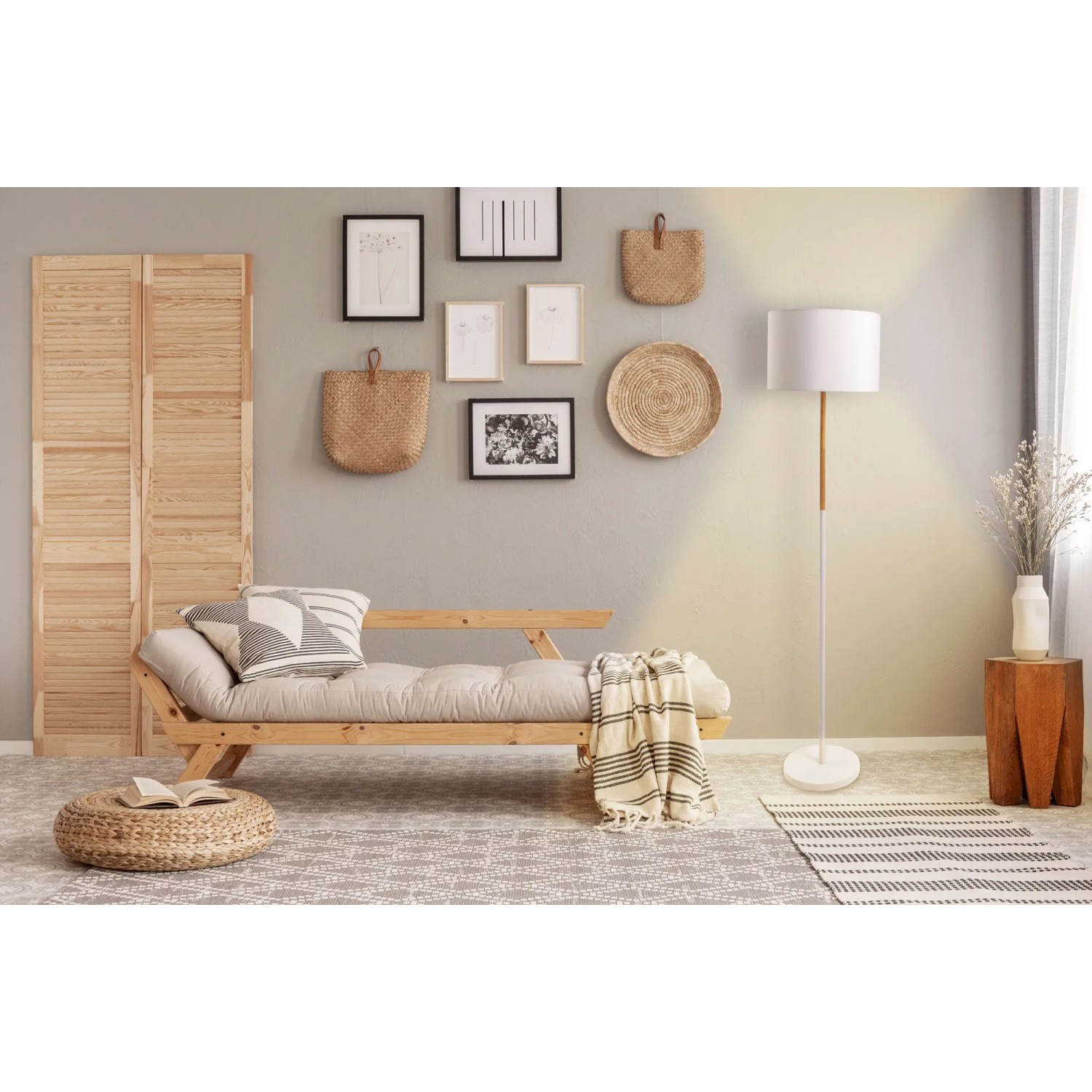 Weiße Textil-Stehleuchte Tessile von Näve, 150cm hoch, im Wohnraum mit Sofa und Deko.