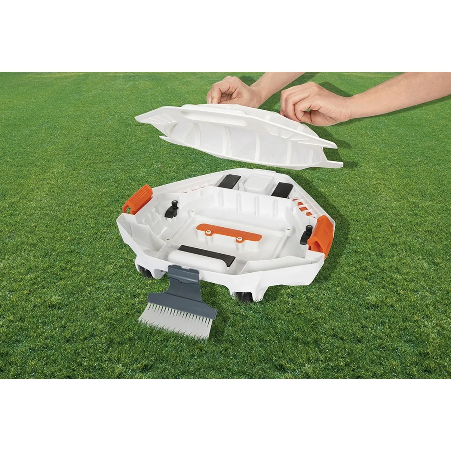 Flowclear Aquarover Poolroboter mit geöffnetem Deckel und Reinigungsbürste auf Rasen.