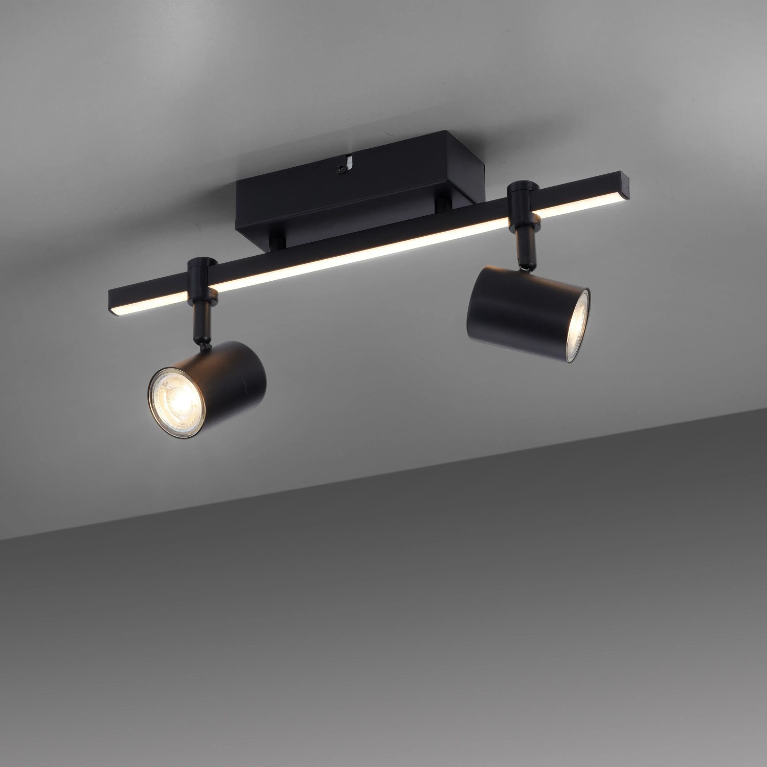 Schwarze Paul Neuhaus Barik Wand-/Deckenleuchte mit zwei schwenkbaren Spots und LED-Leiste.