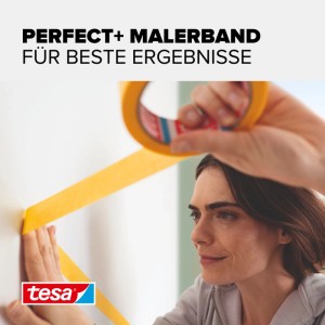 Frau bringt gelbes tesa Malerband Perfect+ an Wand an. Für präzise Farbkanten bei Malerarbeiten im Innenbereich.